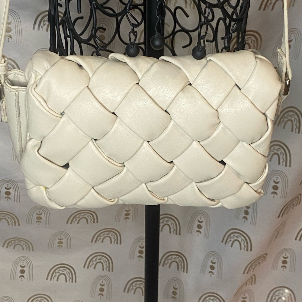 Elegant Cream Quilted Crossbody Bag with Gold Chain - Picture 5 of 13